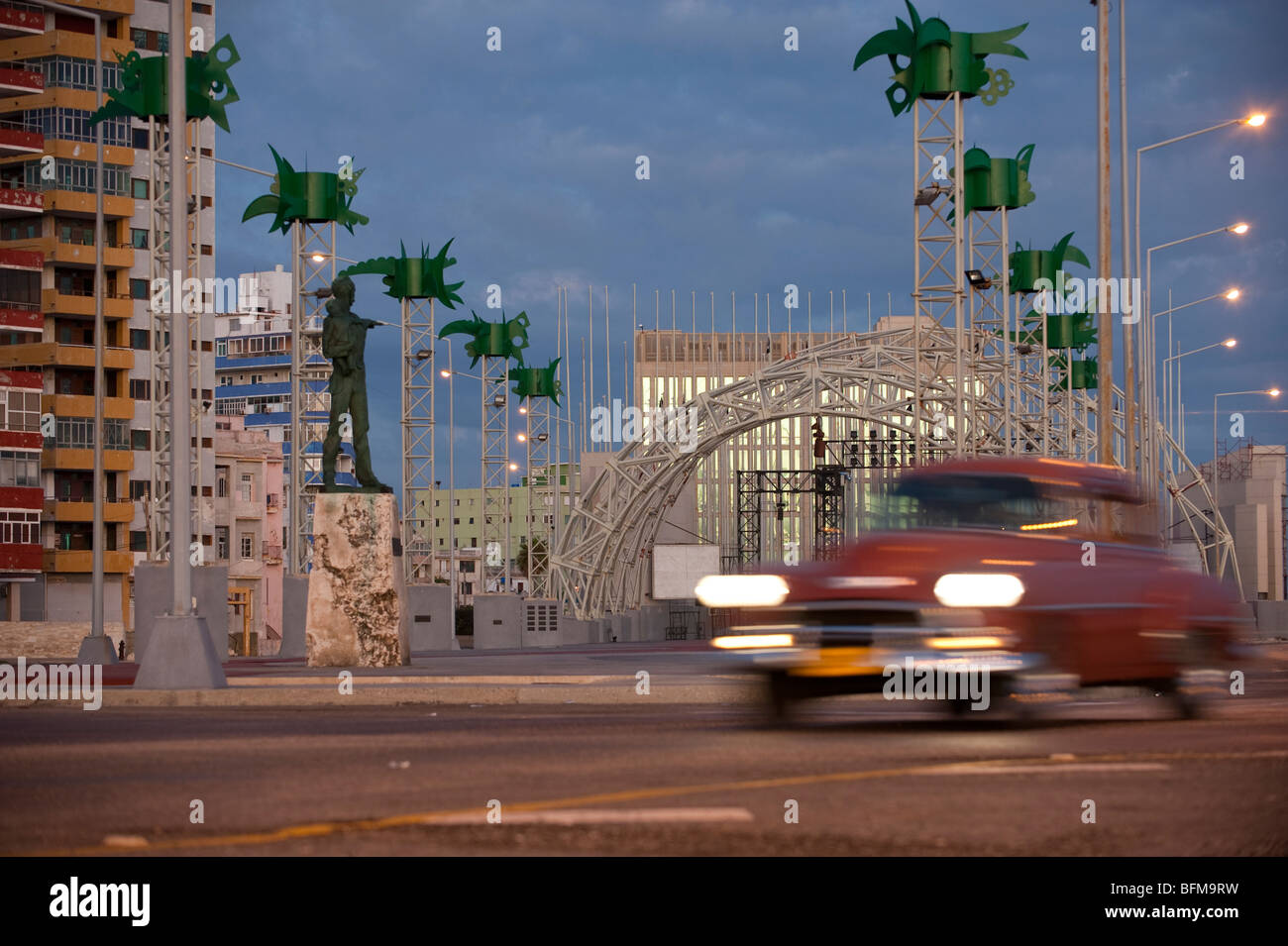 Auto Geschwindigkeit vorbei an den amerikanischen Interesse Abschnitt in Havanna, Kuba Stockfoto
