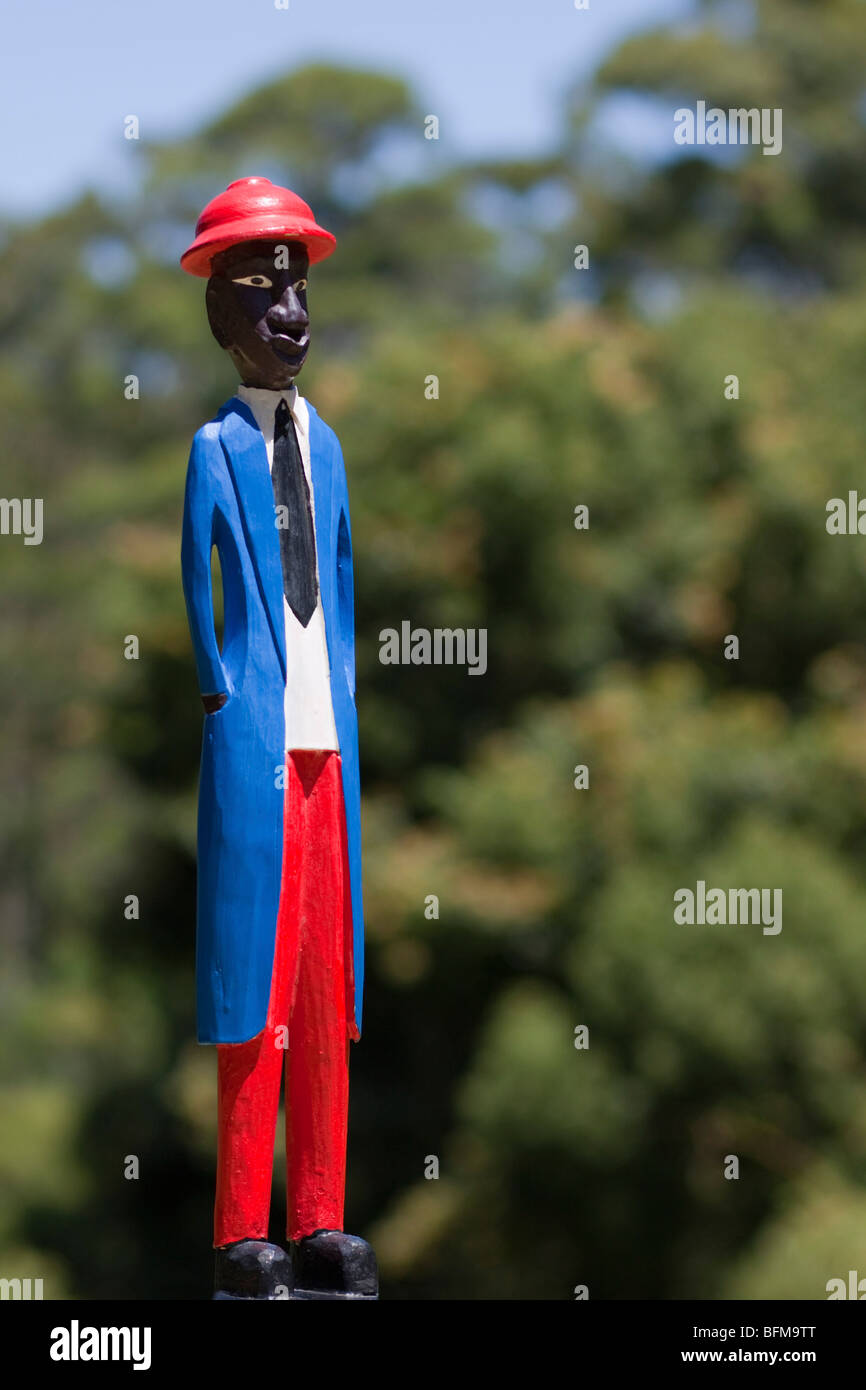 Beliebte Holzschnitzerei des afrikanischen Mann im kolonialen outfit Stockfoto
