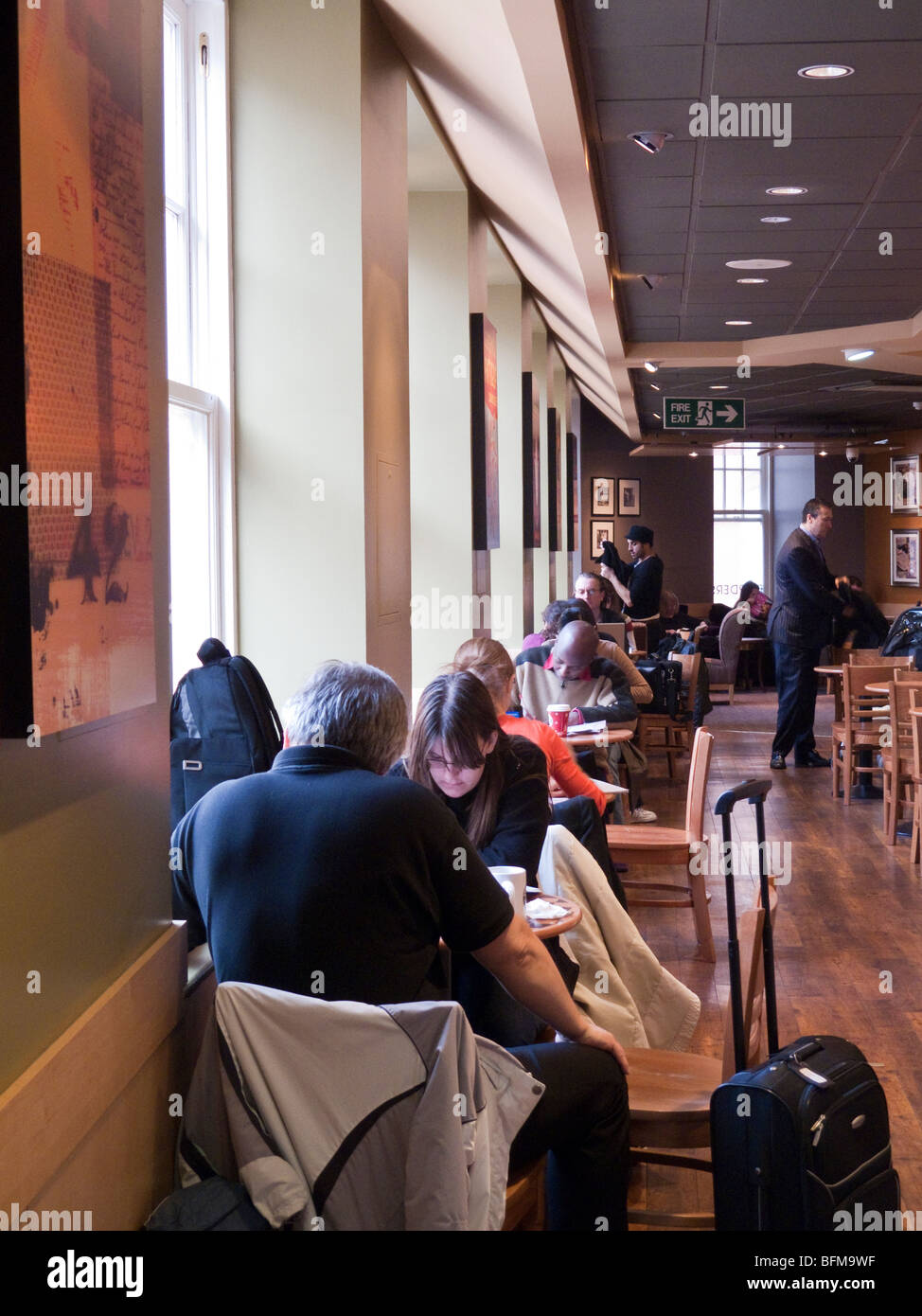 Starbucks Coffee Shop Inside Shopping Stockfotos & Starbucks Coffee