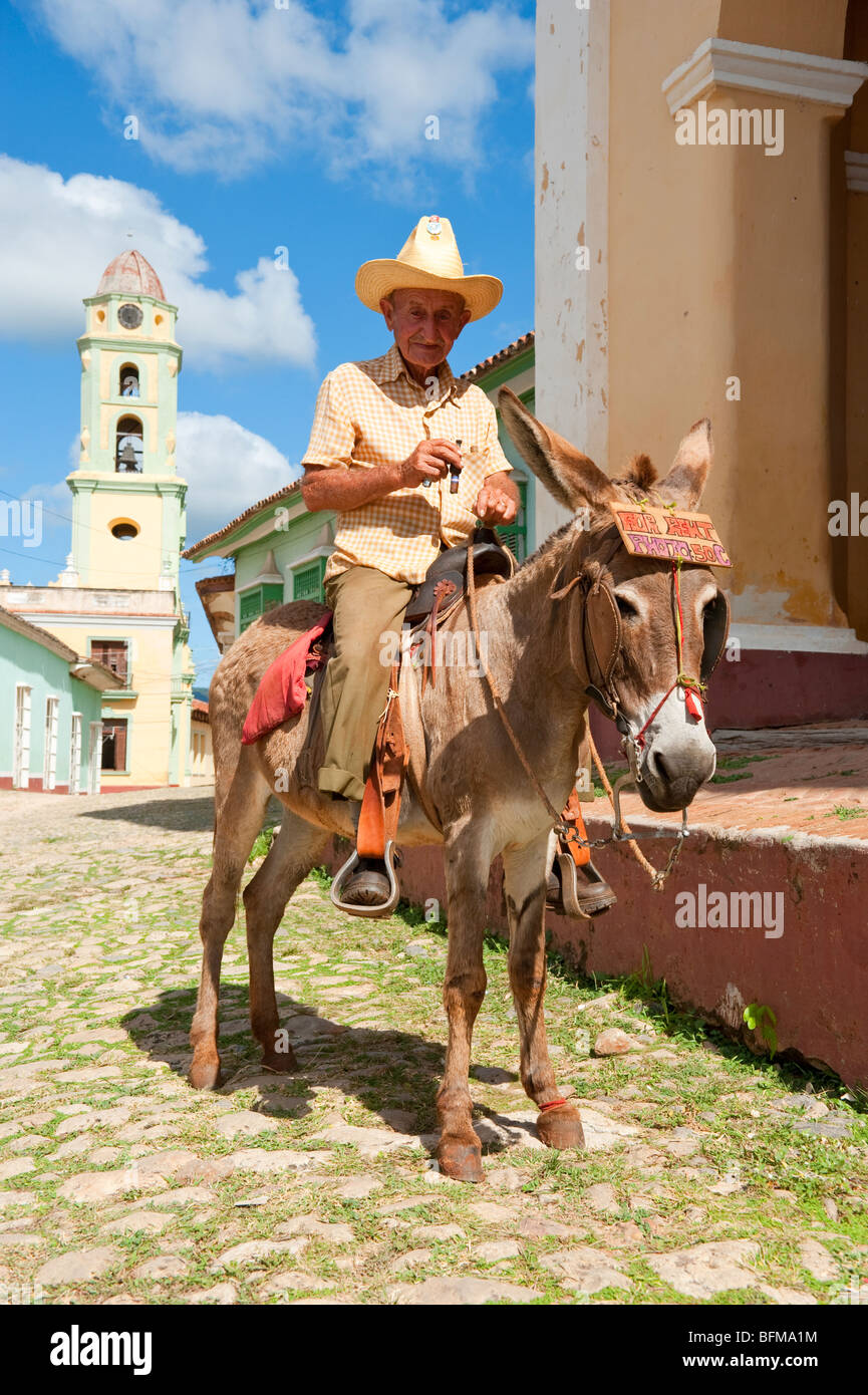 Mann auf Esel, raucht eine Zigarre in Trinidad, Kuba Stockfoto