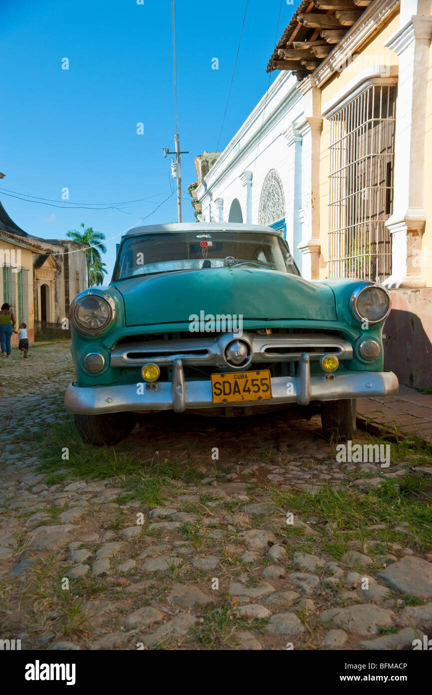 Oldtimer auf Straße in Trinidad, Kuba Stockfoto