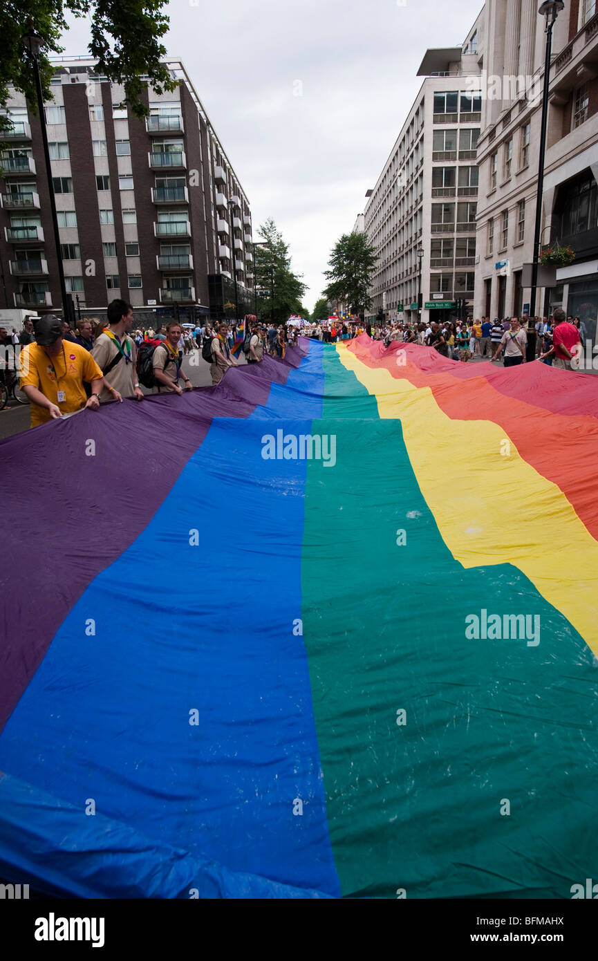 Enorme Frieden Flagge gehaltenen Teilnehmer St London Pride-Parade in London 2009 Stockfoto
