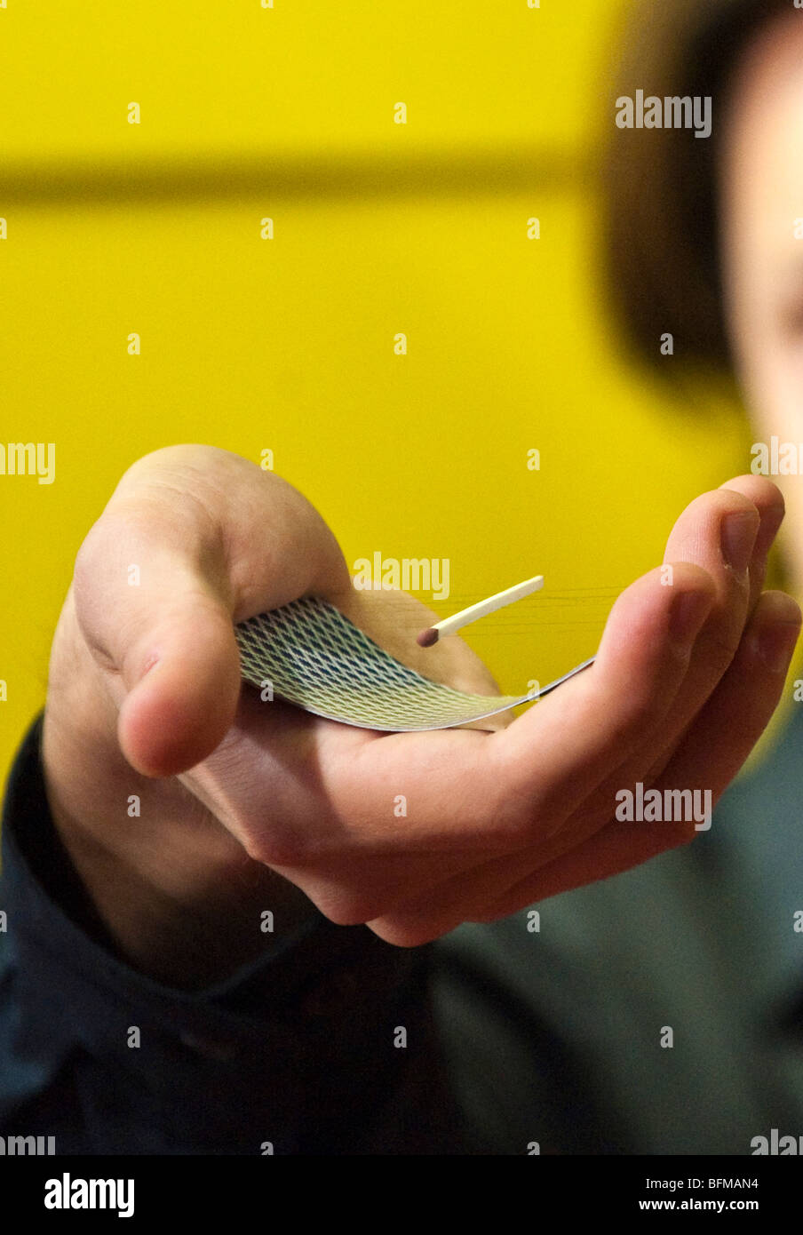 Ein Hamley London Mitarbeiter zeigt einen Kartentrick aus fünfzig größten Zaubertricks die Marvin, ein Streichholz, schwebend über einer Karte Stockfoto