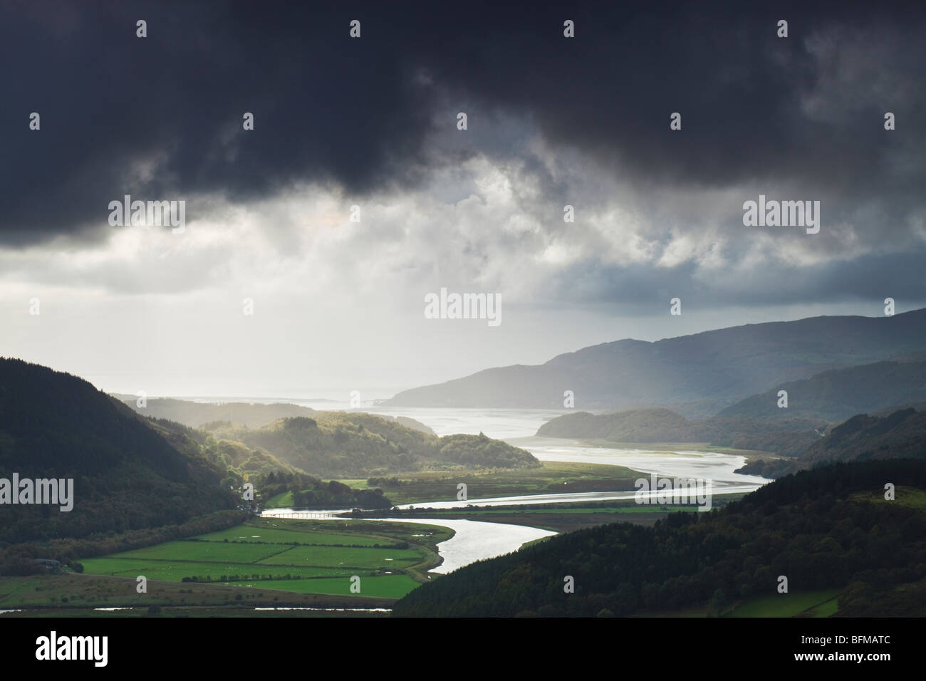 Blick von der Steilküste zu Fuß, mit Blick auf den Mawddach Mündung in der Nähe von Snowdonia National Park Wales Stockfoto