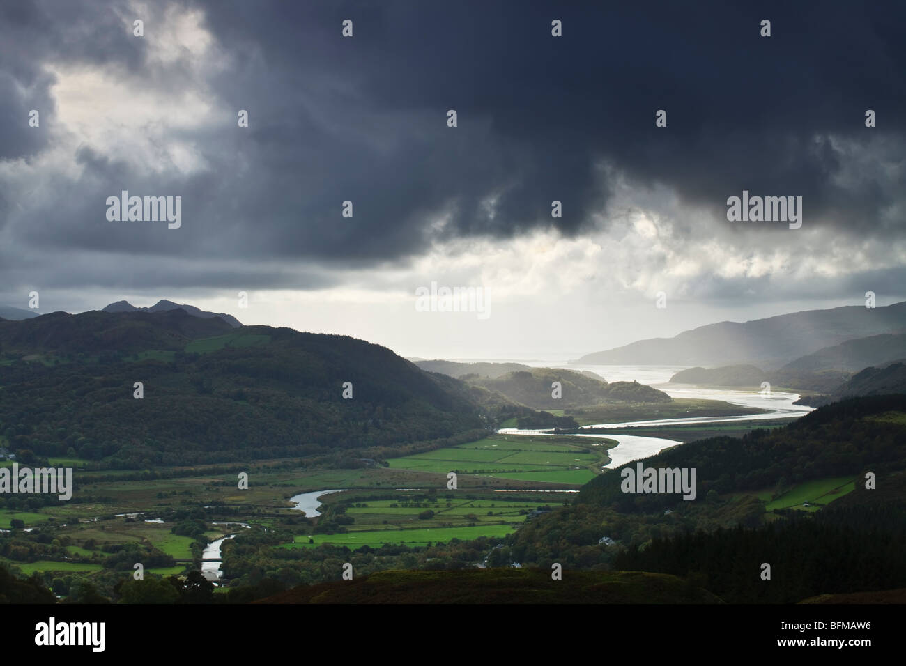 Blick von der Steilküste zu Fuß, mit Blick auf den Mawddach Mündung in der Nähe von Snowdonia National Park Wales Stockfoto