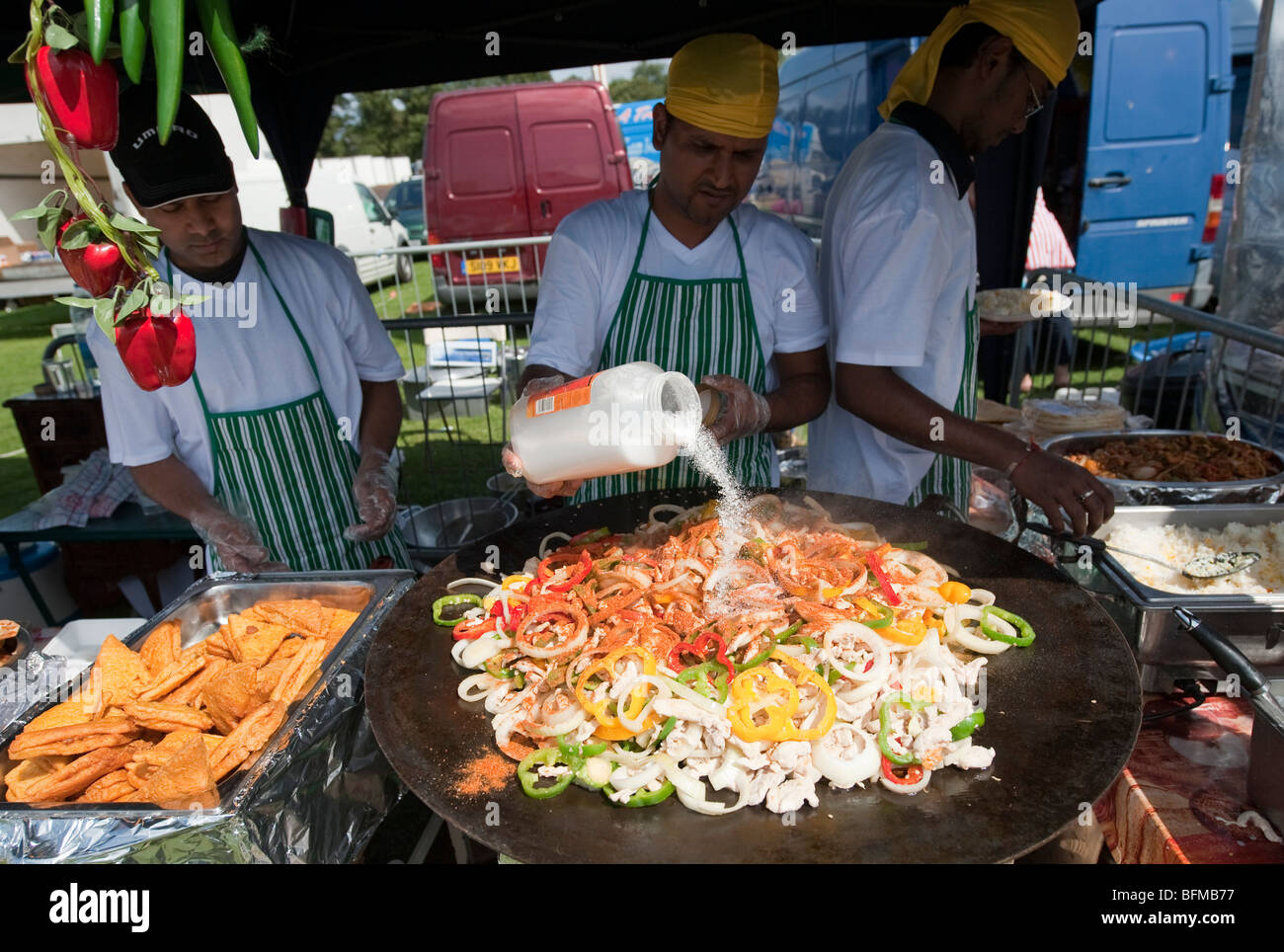 Chef Addiing Salz in einer Schüssel in eine Natur, die catering-Küche Stockfoto