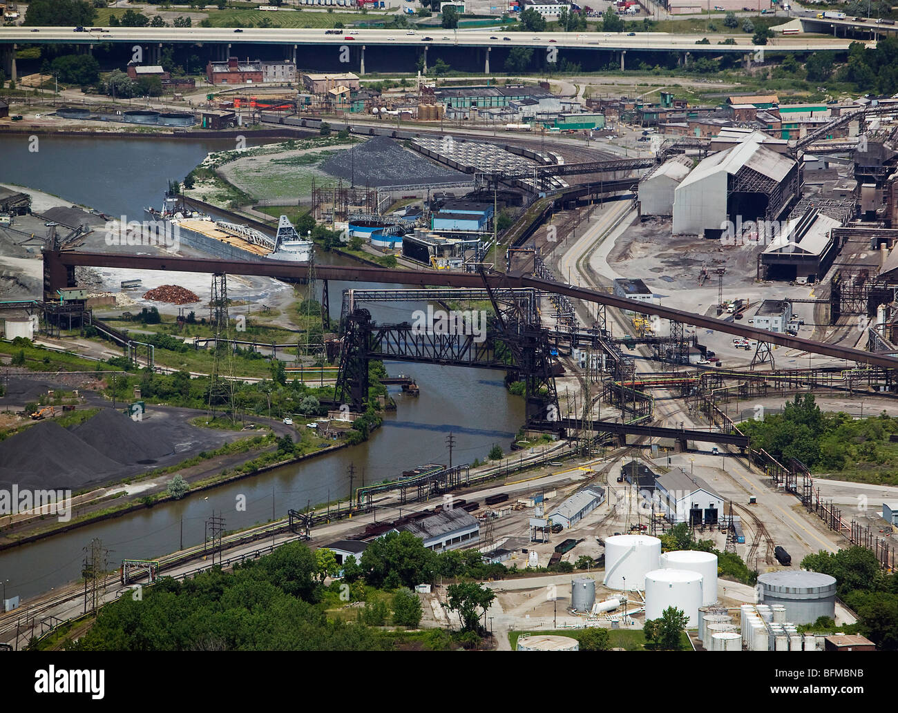 Luftaufnahme über Cleveland Ohio Industriegebiet Stahlwerke Cuyahoga river Stockfoto