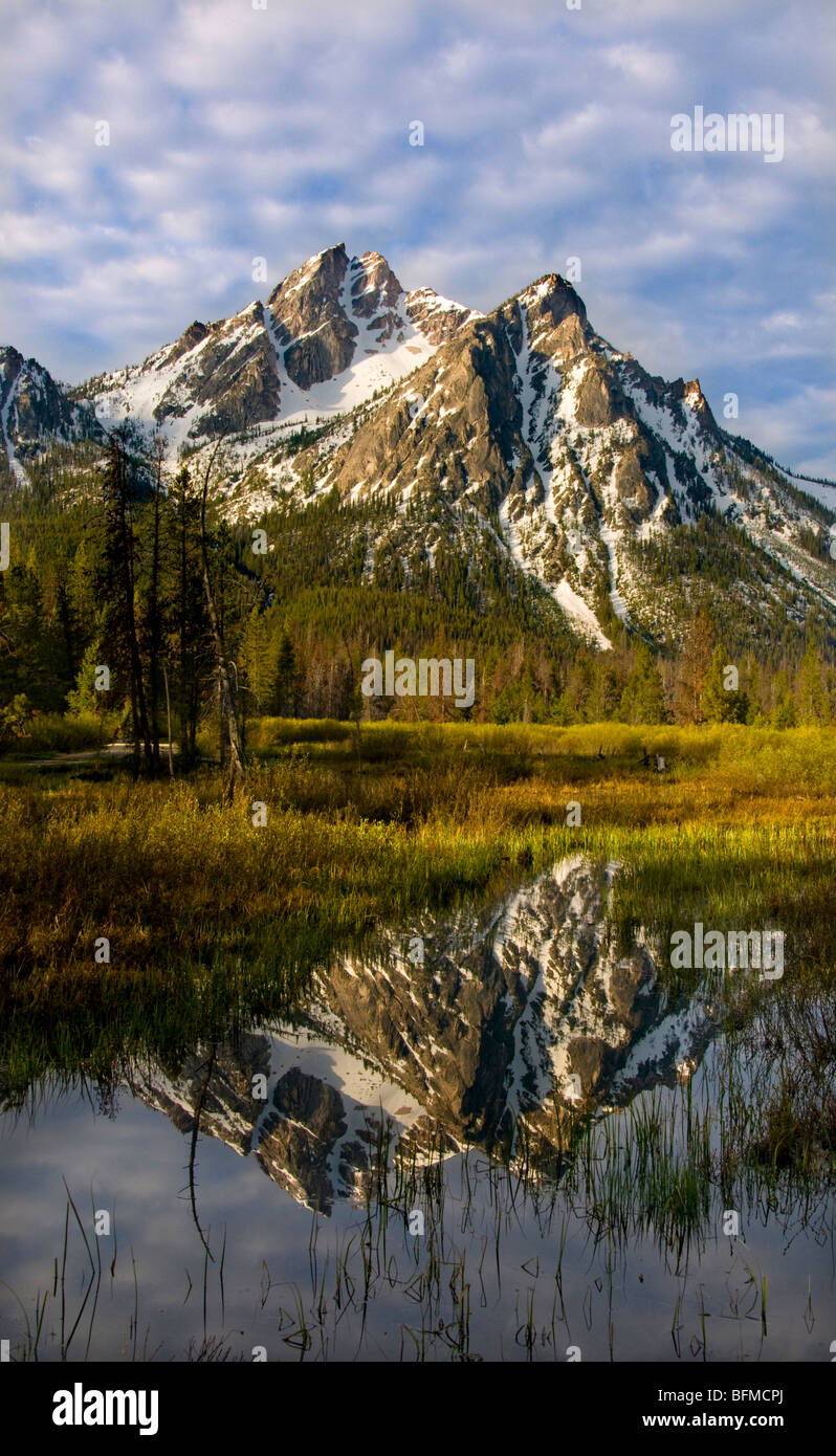 USA, IDAHO, Sawtooth National Recreation Area, Sawtooth Mountains, schneebedeckte McGowen Peak in Stanley See widerspiegelt. Stockfoto