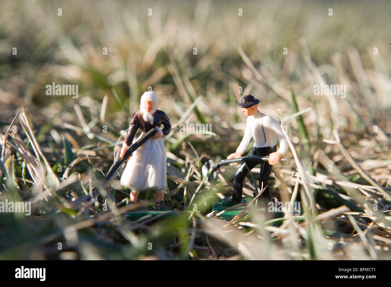 Miniatur-Menschen, Landwirtschaft, Graben Stockfoto