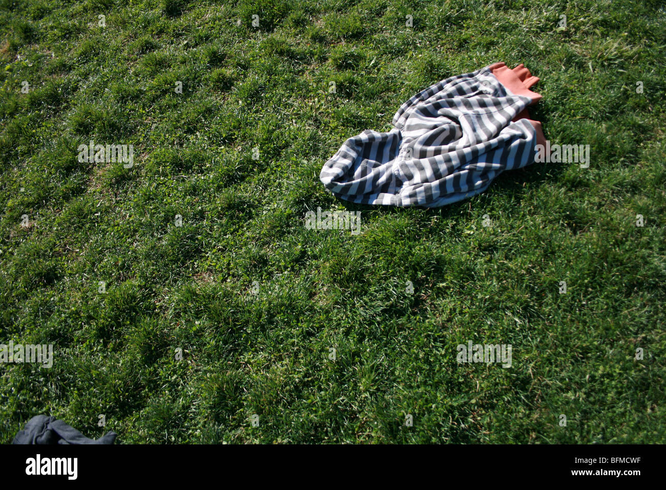 eine Jacke, die Verlegung in eine Wiese links Stockfoto eine Jacke, die Verlegung in eine Wiese links Stockfoto