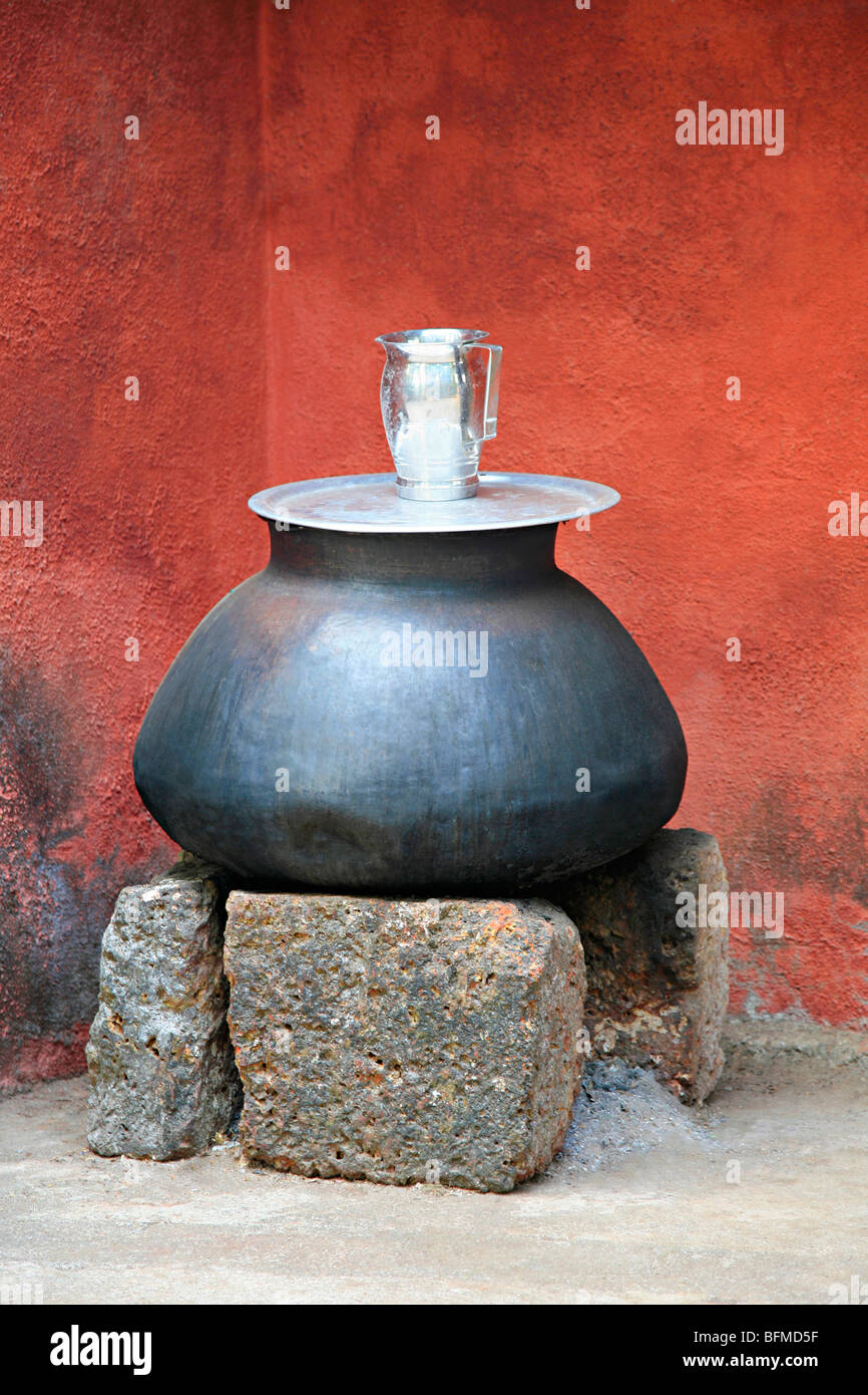 Earten Topf und Glas gehalten auf sie in einem Haus. Stockfoto