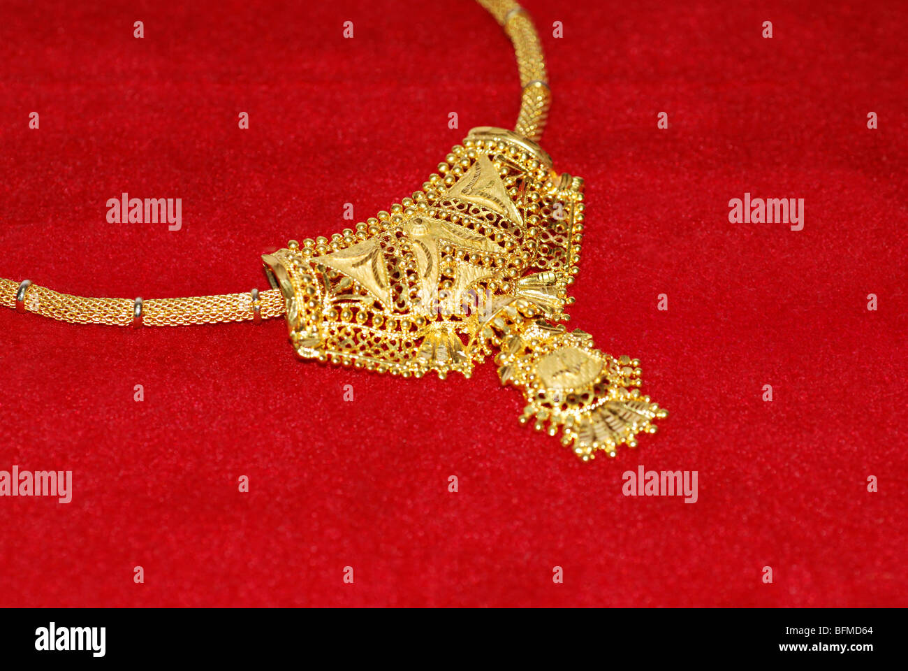 Goldene Halskette. Traditionellen indischen Schmuck. Stockfoto
