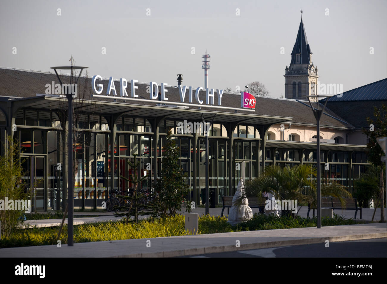 Die Vichy-Bahnhof, renoviert in 2009 (Allier - Frankreich). Gare SNCF de Vichy Rénovée En 2009 (Allier - Auvergne - Frankreich). Stockfoto