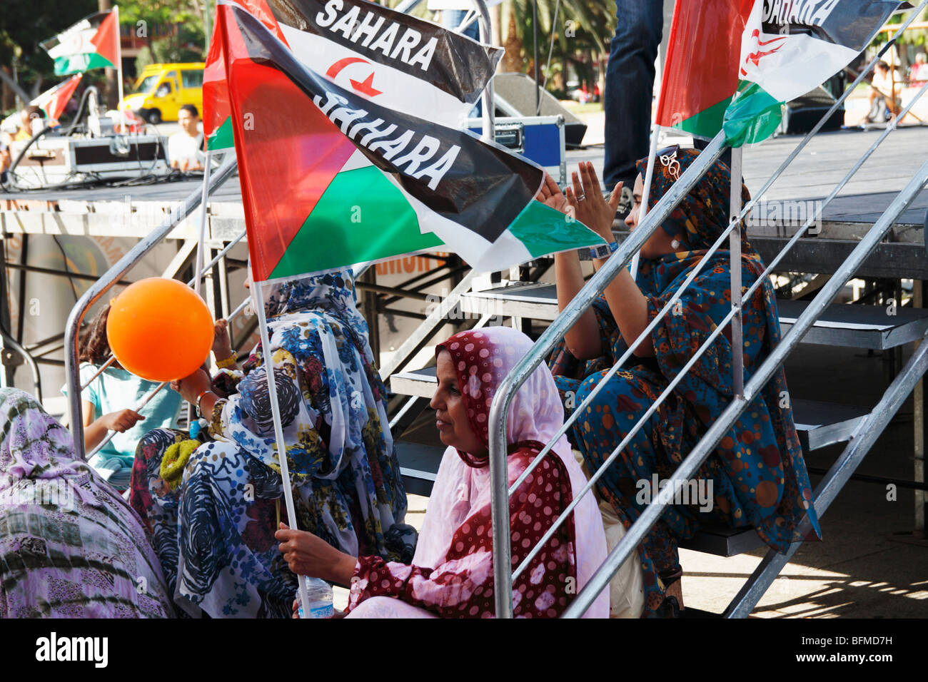 Frauen aus der Westsahara mit Fahnen, die sagen "Sahara Libre" (kostenlose Sahara) bei Demonstration in Las Palmas auf Gran Canaria. Stockfoto