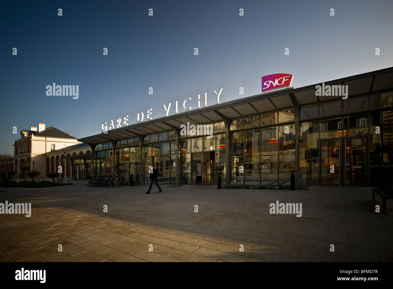 Die Vichy-Bahnhof, renoviert in 2009 (Allier - Frankreich). Gare SNCF de Vichy Rénovée En 2009 (Allier - Auvergne - Frankreich). Stockfoto