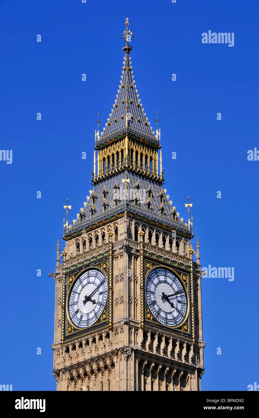 Nahaufnahme eines einzigartigen Ziffernbands des legendären historischen Big Ben Clock Tower oder eines Wahrzeichen des Elizabeth Tower im Palace of Westminster London, Großbritannien Stockfoto