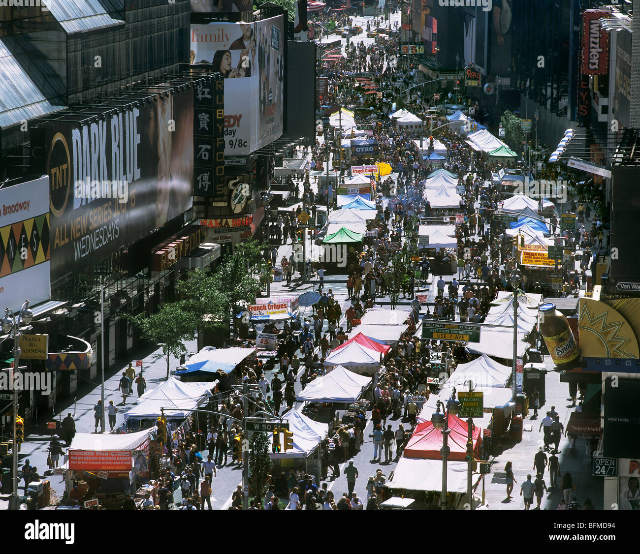 Ein Wochenmarkt am Broadway in New York - statt am Sonntag, wenn die Straße für den Verkehr gesperrt ist. Times Square ist im Hintergrund, Stockfoto