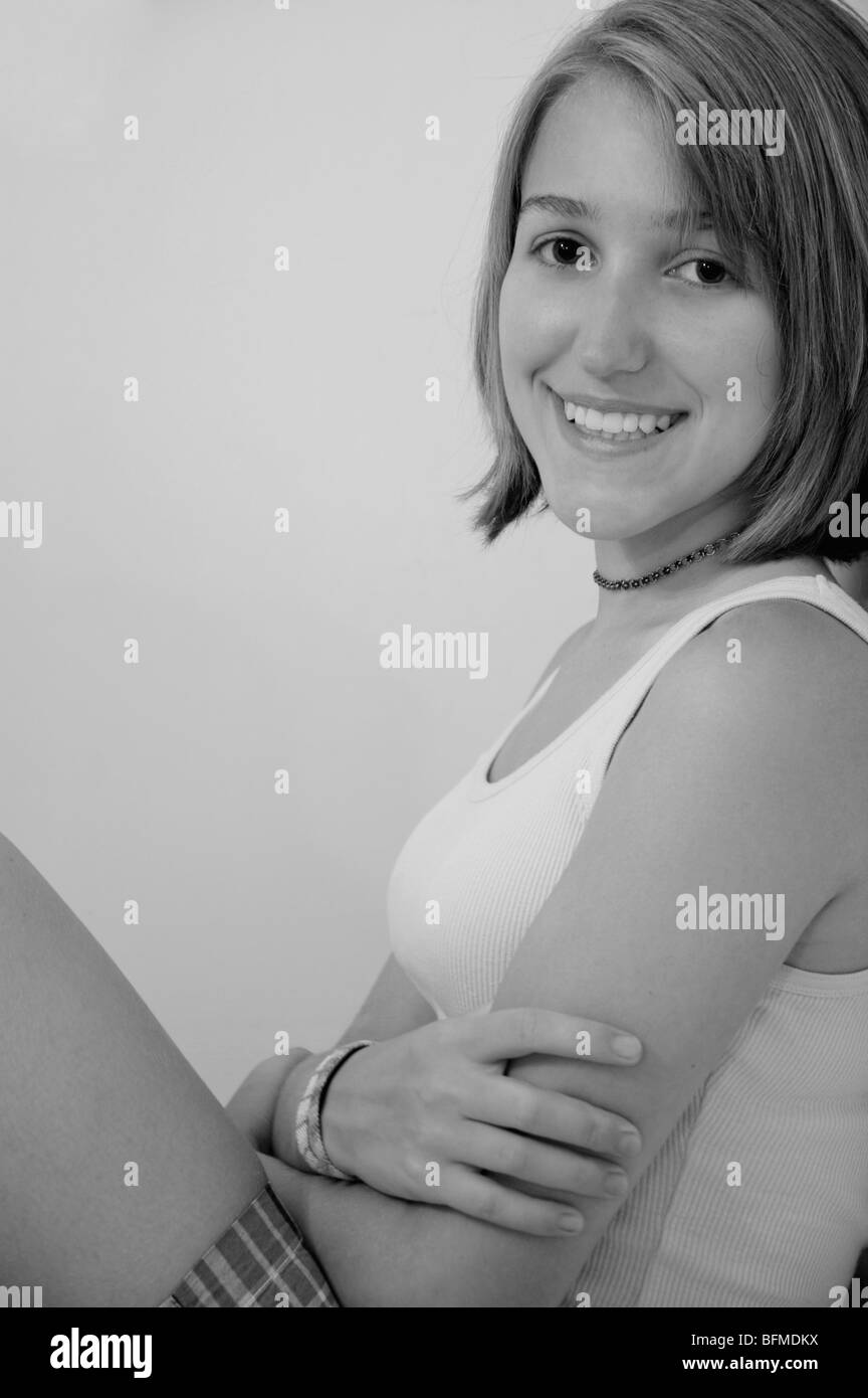 Junger teenager sitzt SchwarzweißStockfotos und bilder Alamy