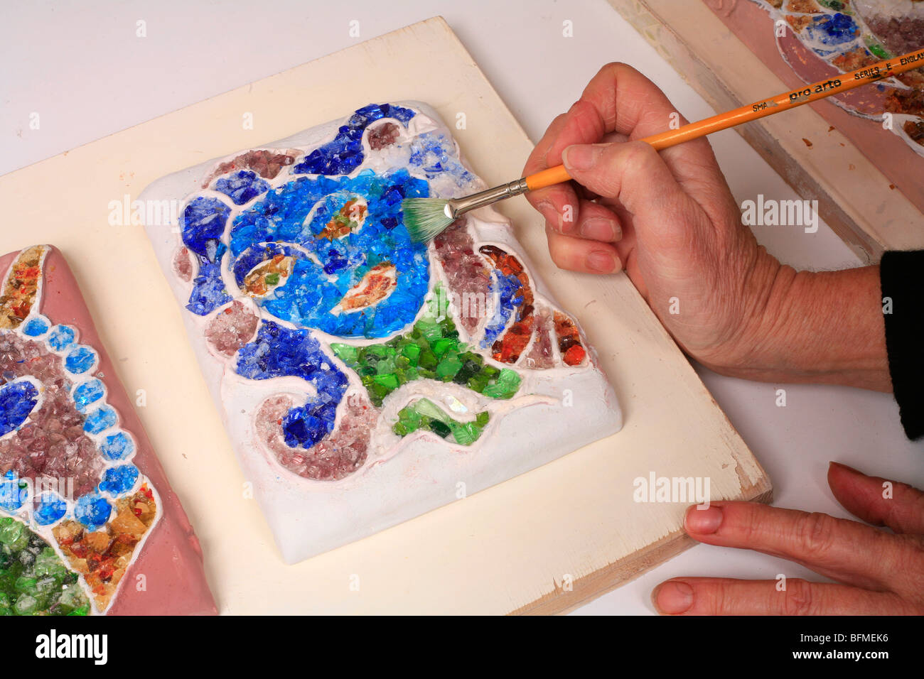 Künstler malen Glas Mosaik Keramik handgefertigte dekorative Wand-Fliesen. Stockfoto