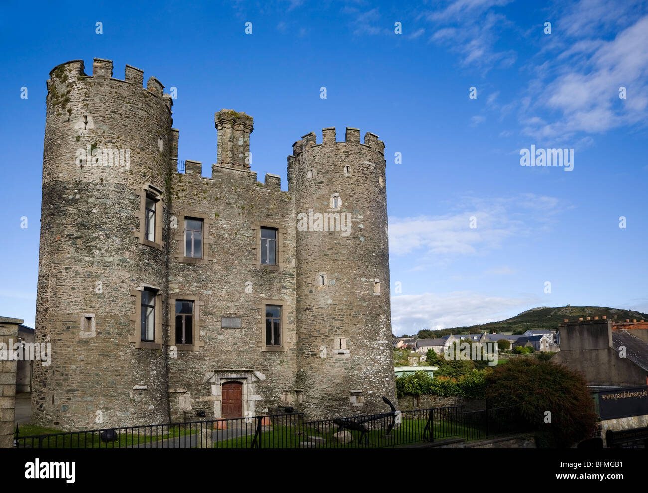 Das renovierte mittelalterliche 16. Jahrhundert Schloss und Museum mit entfernten Essig Hill, Enniscorthy, Co Wexford, Irland Stockfoto