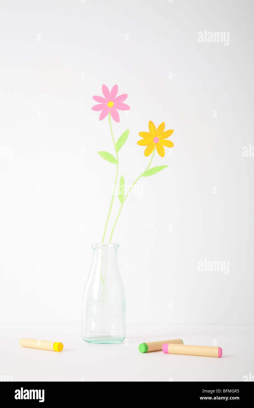 Leere Flasche und Blume Zeichnung an der Wand, weißer Hintergrund Stockfoto