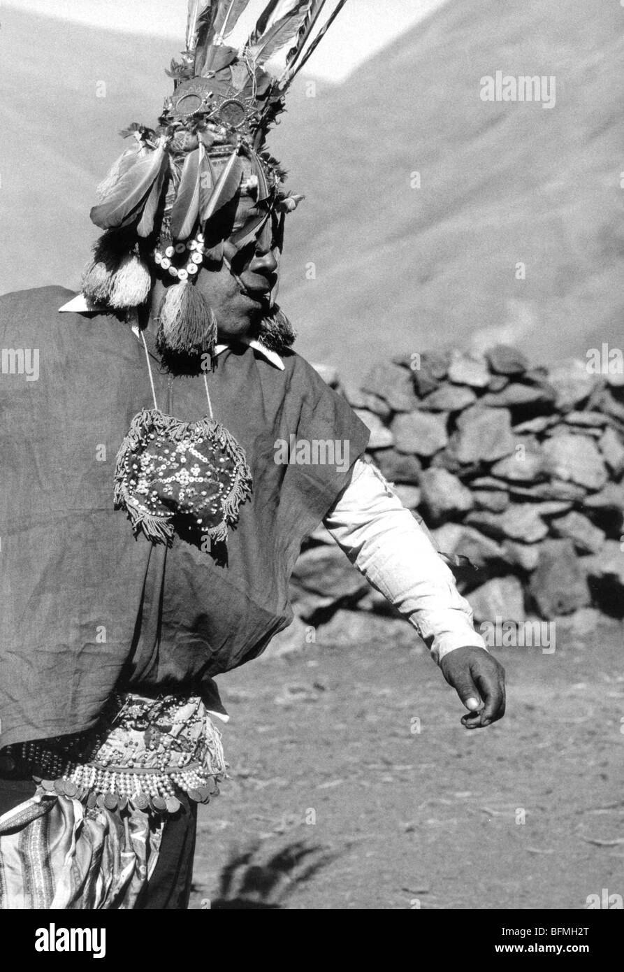 Quechua-Indianer mit Kopfschmuck in Richtung Quolloriti Festival, das höchste religiöse Fest der Welt. Stockfoto