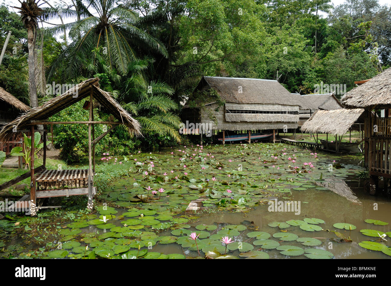 Iranun Traditional Reetgedecktes Haus, Longhouse & Boathouse ab SW Sabah, State Museum Botanical Gardens, Kota Kinabalu Sabah Malaysia Borneo Stockfoto