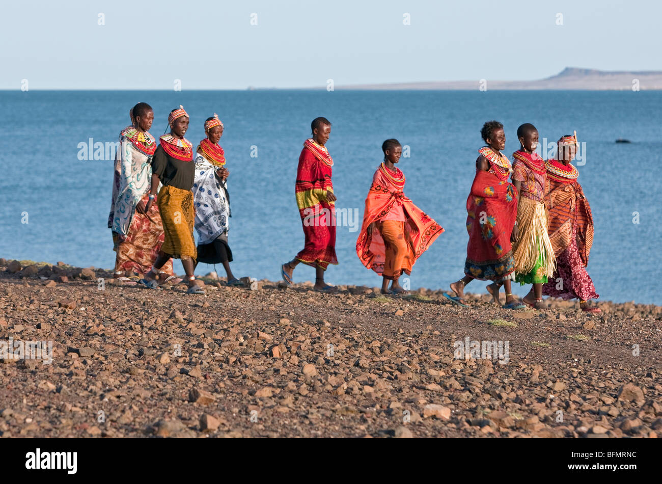 Eine Gruppe von El Molo Frauen Fuß entlang der kargen Küste des Lake Turkana s El Molo Bucht. Stockfoto