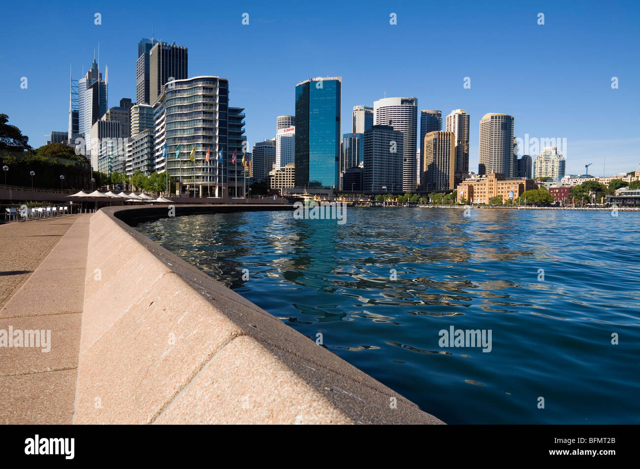 Australien, New South Wales, Sydney.  Blick entlang in Richtung Circular Quay Sydney Cove und die Skyline der Stadt. Stockfoto