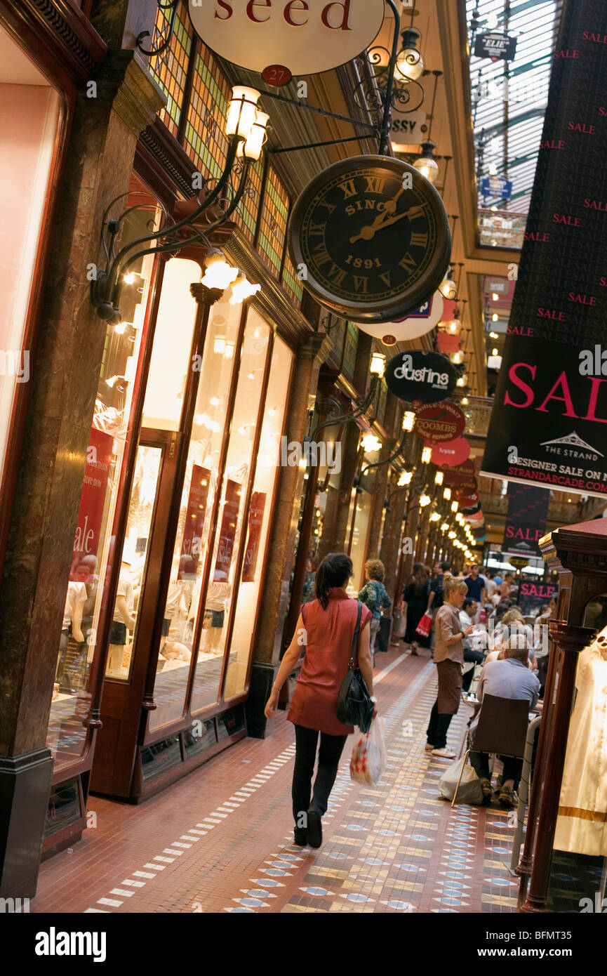 Australien, New South Wales, Sydney.  Käufer suchen die Designer-Boutiquen am Strand Arcade. Stockfoto