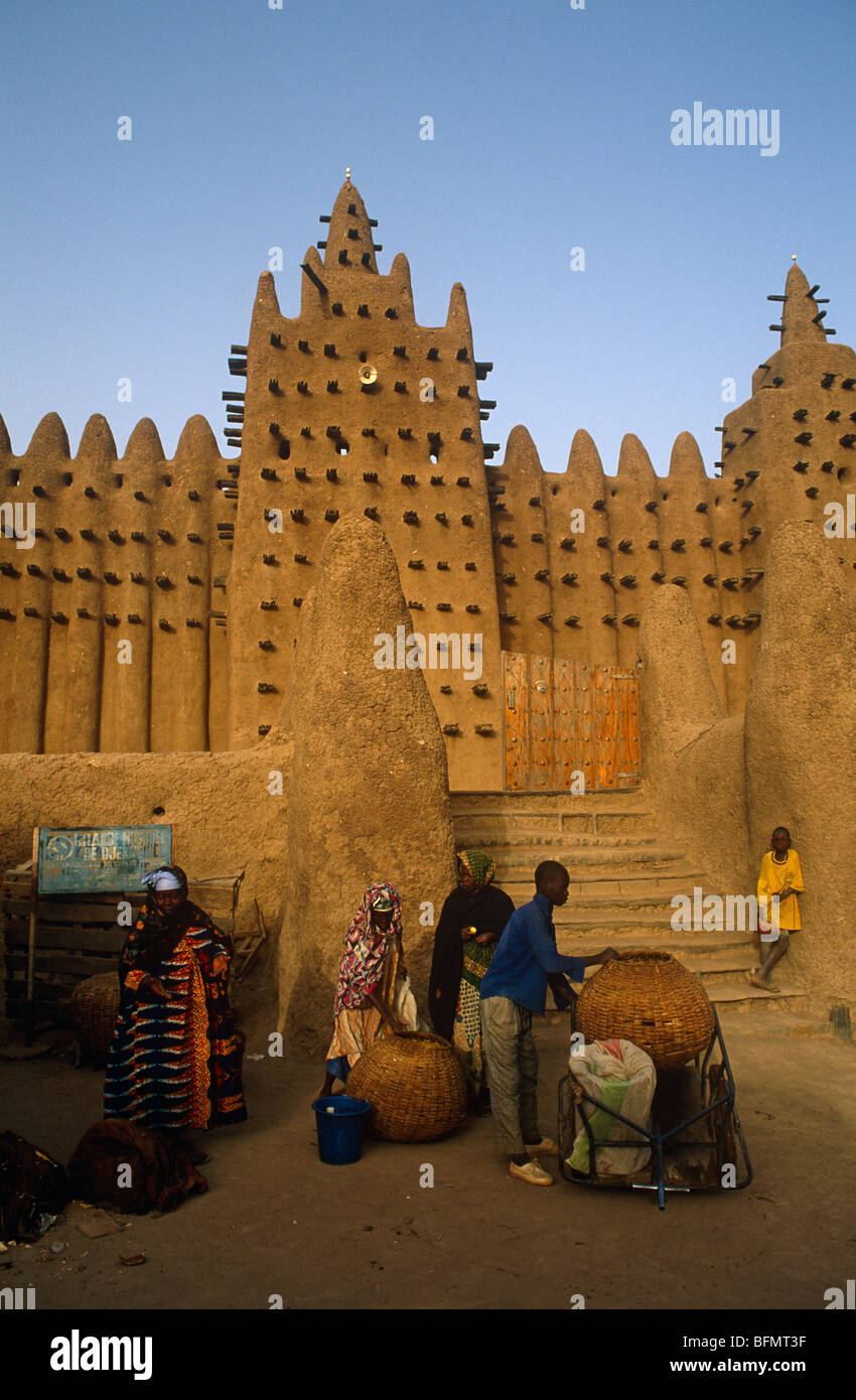 Mali, Djenné. Die berühmte Moschee von Djenné, oder Grande Mosquee, einer der auffälligsten Schlamm Backsteinbauten Afrikas. Stockfoto
