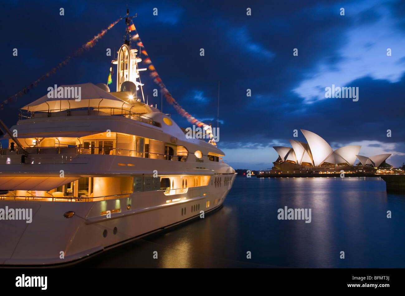 Australien, New South Wales, Sydney.  Luxus-Yacht Campbells Cove am Sydney Opera House über. Stockfoto