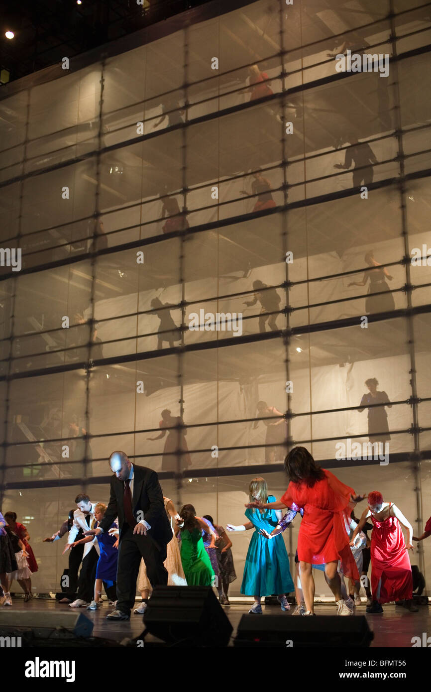 Australien, New South Wales, Sydney.  Tanz-Performance bei Martin Place, während die jährliche Sydney Festival First Night. Stockfoto