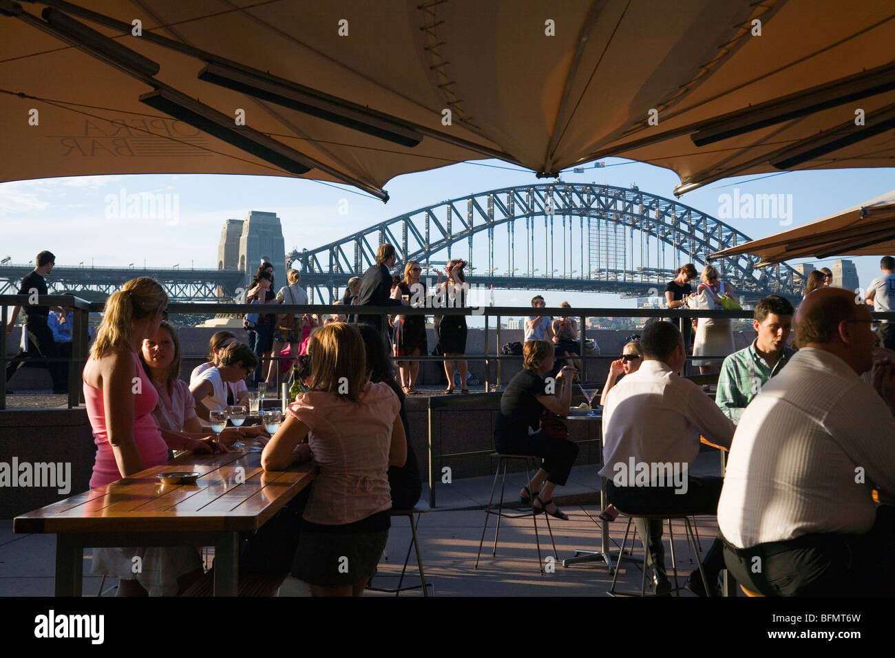 Australien, New South Wales, Sydney.  Getränke an der Bar Opera auf Sydney Hafen. Stockfoto