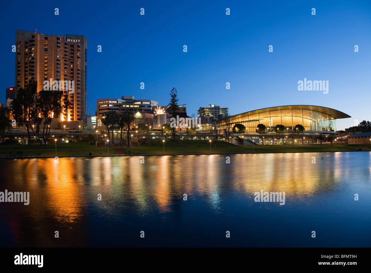 Australien, South Australia, Adelaide.   Das Adelaide Convention Centre am Ufer des River Torrens in der Abenddämmerung. Stockfoto