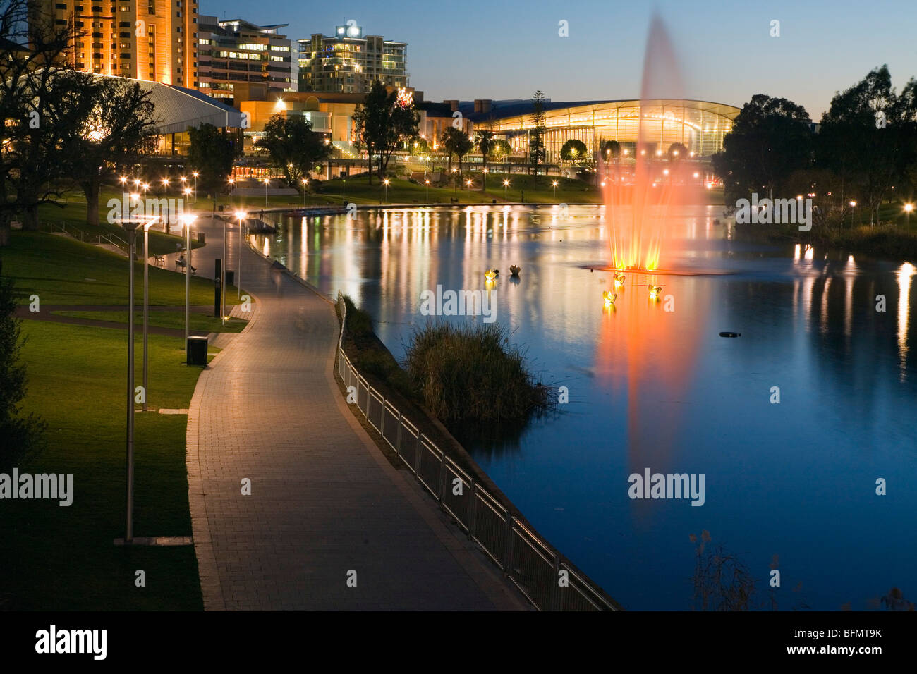 Australien, South Australia, Adelaide.  Blick entlang Torrens River, das Adelaide Festival Centre and Convention Centre. Stockfoto