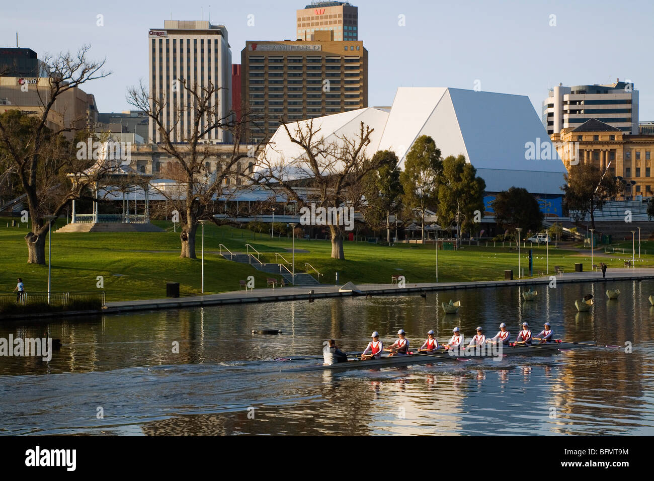 Australien, South Australia, Adelaide. Am frühen Morgen Ruderer auf dem River Torrens mit Adelaide Festival Centre im Hintergrund. Stockfoto
