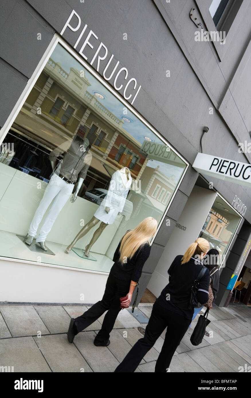 Australien, South Australia, Adelaide.  Frauen Kleidung Boutiquen auf Rundle Street surfen. Stockfoto