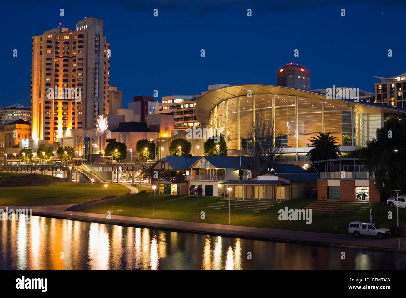 Australien, South Australia, Adelaide.   Das Adelaide Convention Centre am Ufer des River Torrens. Stockfoto
