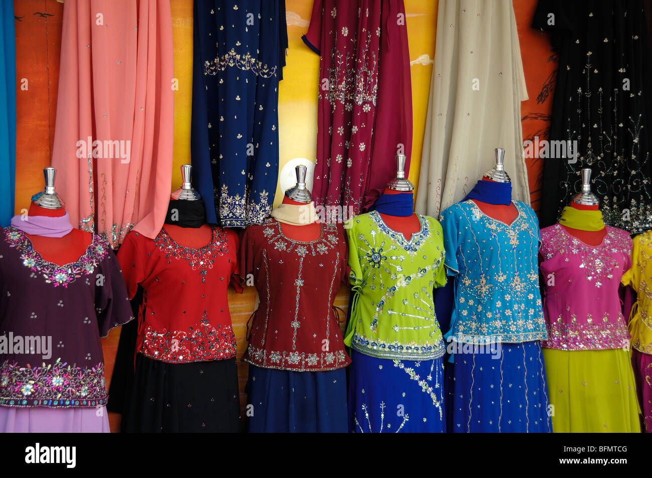 Ausstellung farbenfroher indischer Kleidung, darunter Saris zum Verkauf im Kleiderladen oder -Geschäft in Little India, Singapur Stockfoto