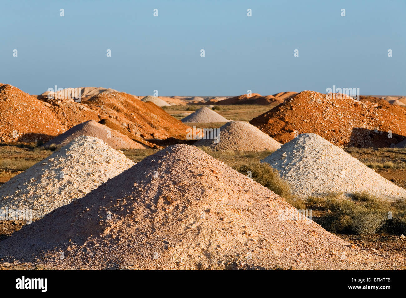 Australien, South Australia Coober Pedy.  Haufen von Erde aus vielen Minen-Wellen im Bereich Coober Pedy Opale gegraben. Stockfoto