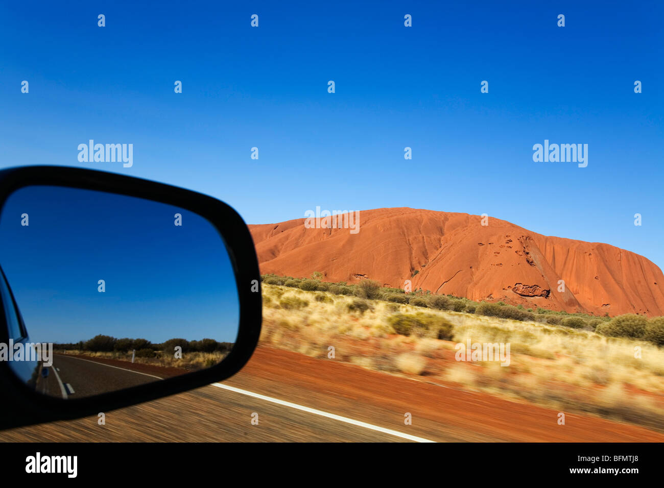 Australien, Northern Territory, Uluru-Kata Tjuta National Park. Blick aus dem Autofenster, Fahrt in Richtung Uluru (Ayers Rock). (PR) Stockfoto