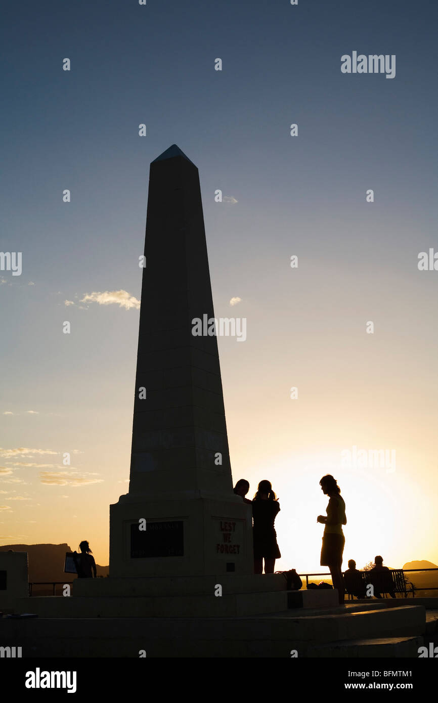Australien, Northern Territory, Alice Springs.  Sonnenuntergang am Kriegerdenkmal auf Anzac Hill. Stockfoto