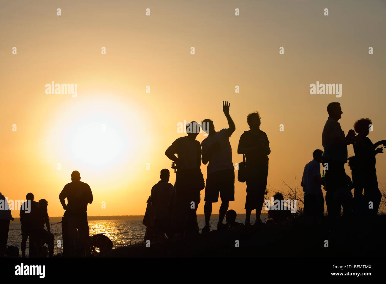 Australien, Northern Territory, Darwin.  Sonnenuntergang am Mindil Beach. Stockfoto