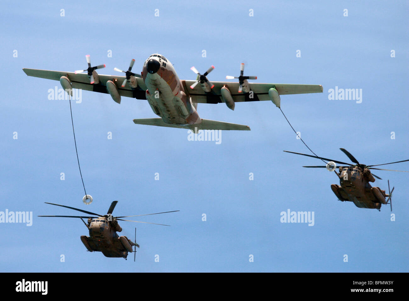 Israelische Luftwaffe c-130 Herkules Transportflugzeug Betankung zwei Sikorsky CH-53 Hubschrauber im Flug Stockfoto