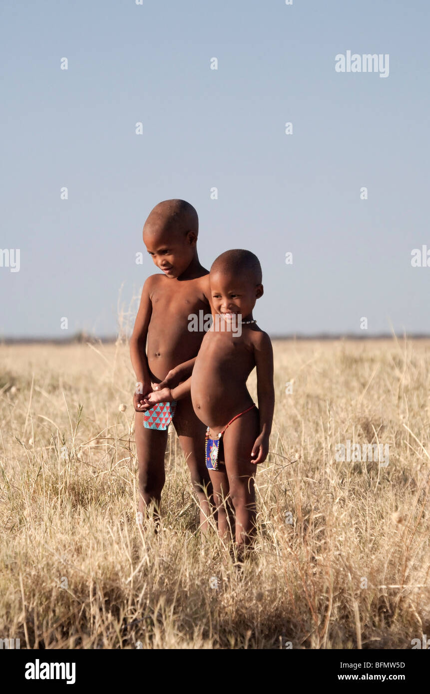 Botswana, Makgadikgadi. Stehend in die trockene Gräser der Kalahari Buschmänner-Kinder Stockfoto