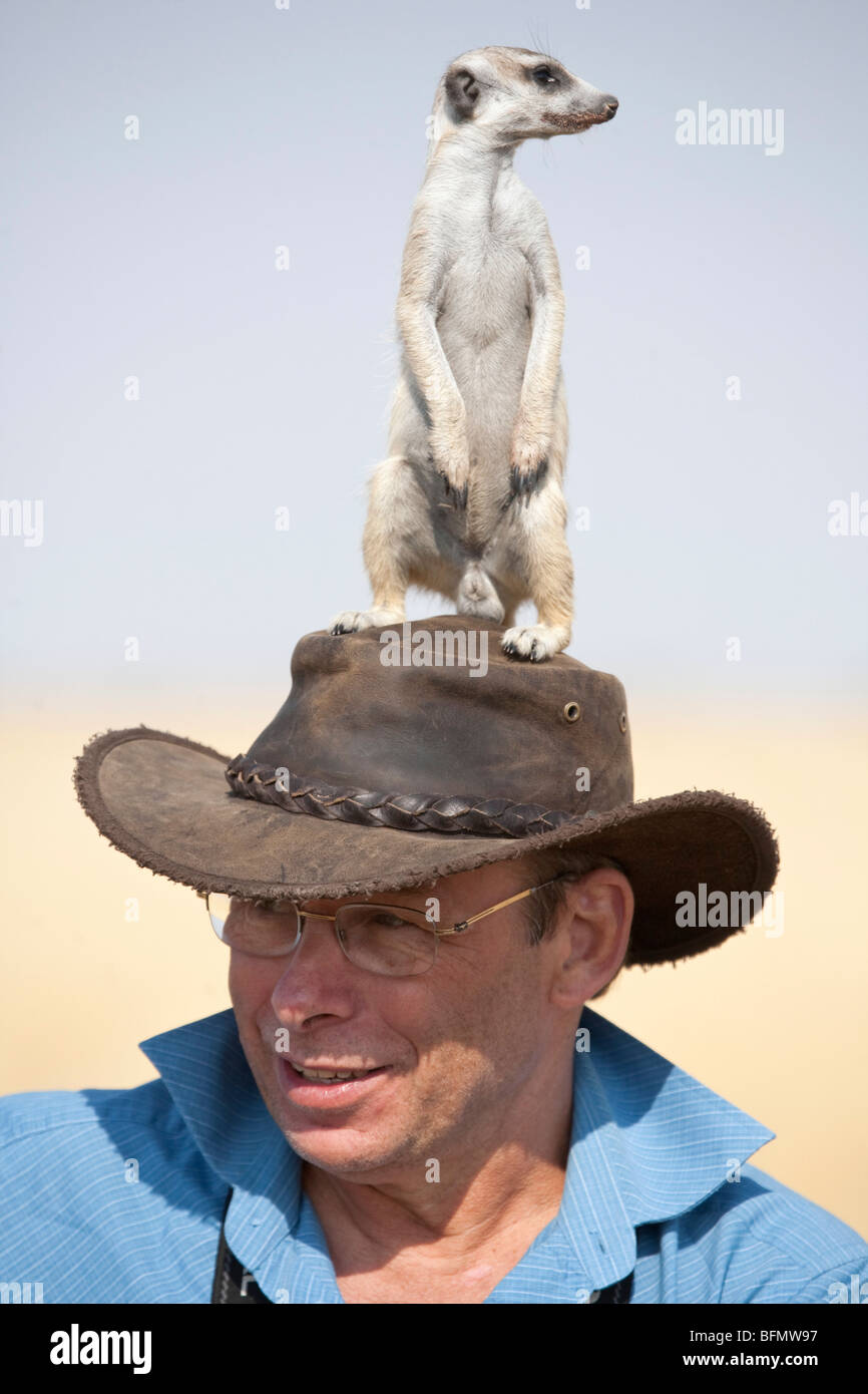 Botswana, Makgadikgadi. Ein Mann mit einem Erdmännchen-Hut. Stockfoto