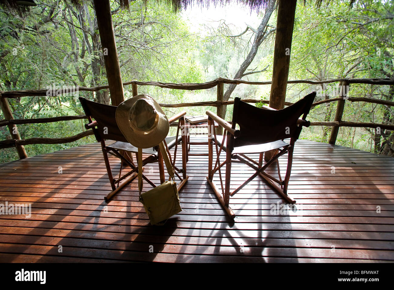 Südafrika; Nordwestprovinz; Madikwe Wildreservat. Stühle auf dem Balkon einer Hütte Jaci Safari Lodge. Stockfoto