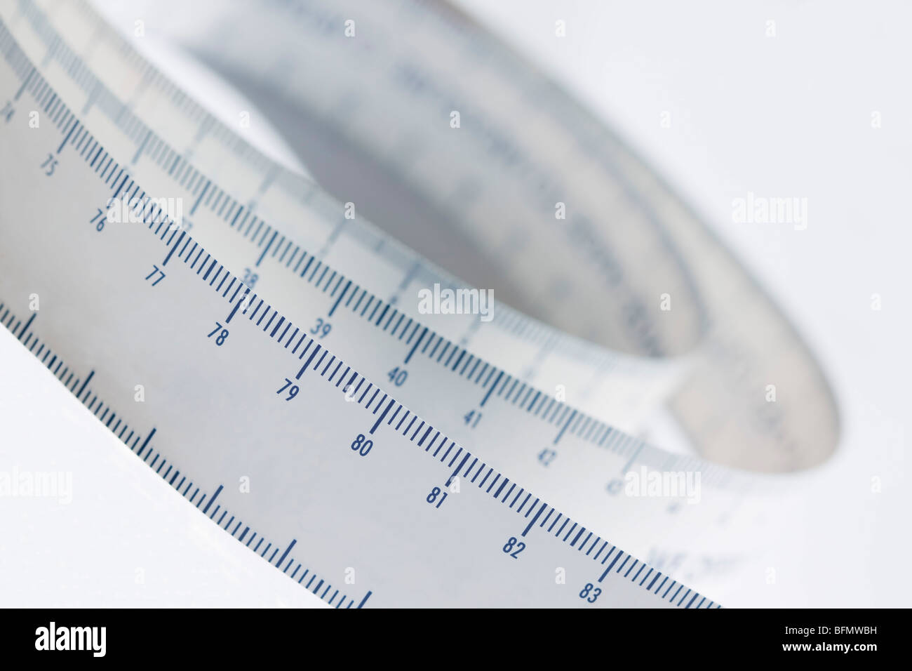 Metrischen Maßband aufgerollt. Vordergrund-Fokus. Stockfoto