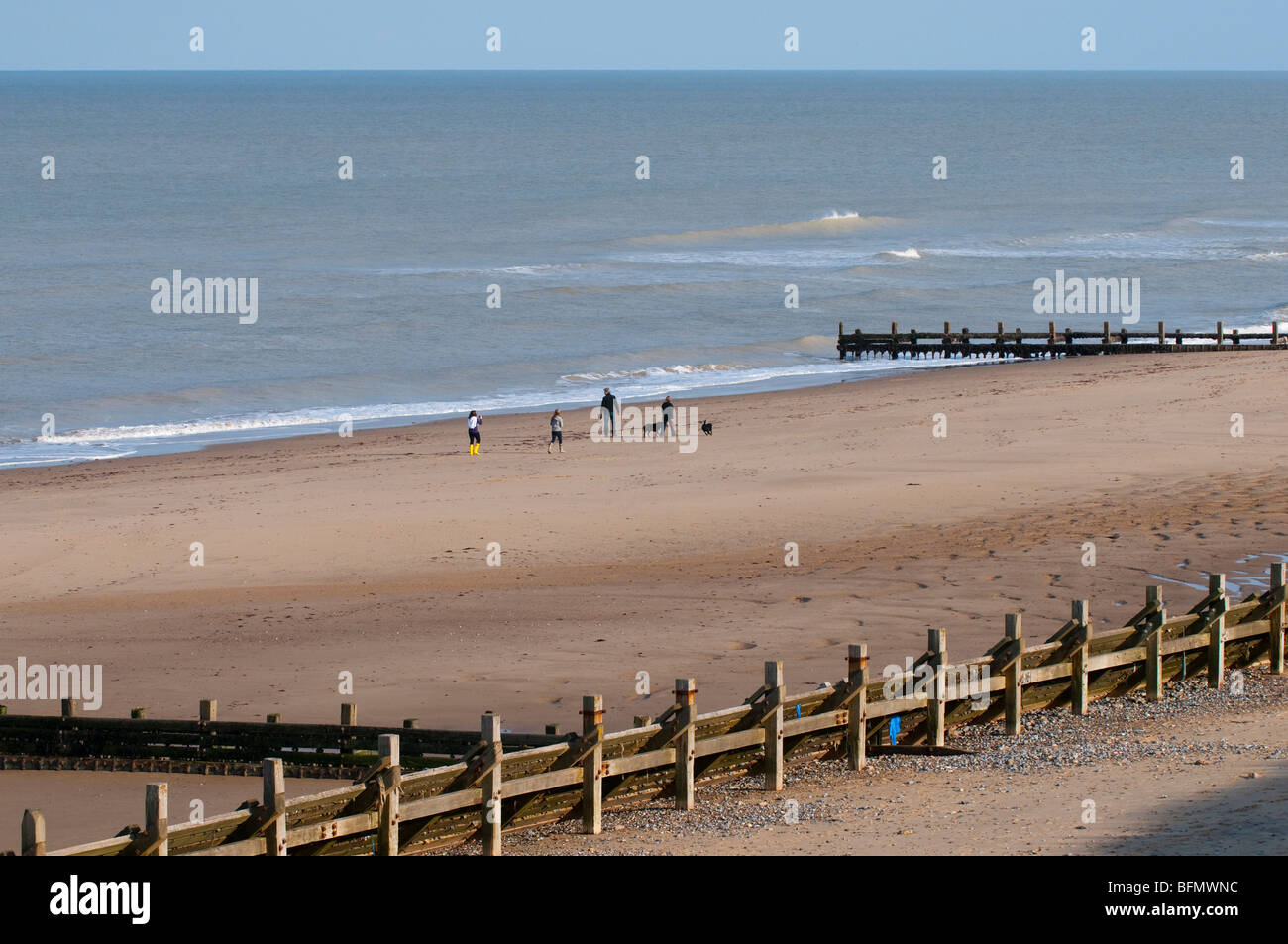 Spaziergänger am Strand von Maundesley, Norfolk, England Stockfoto